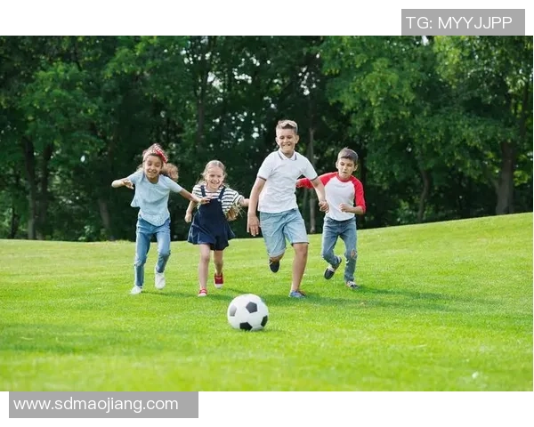 绿茵场上追逐梦想的足球少年背影插画